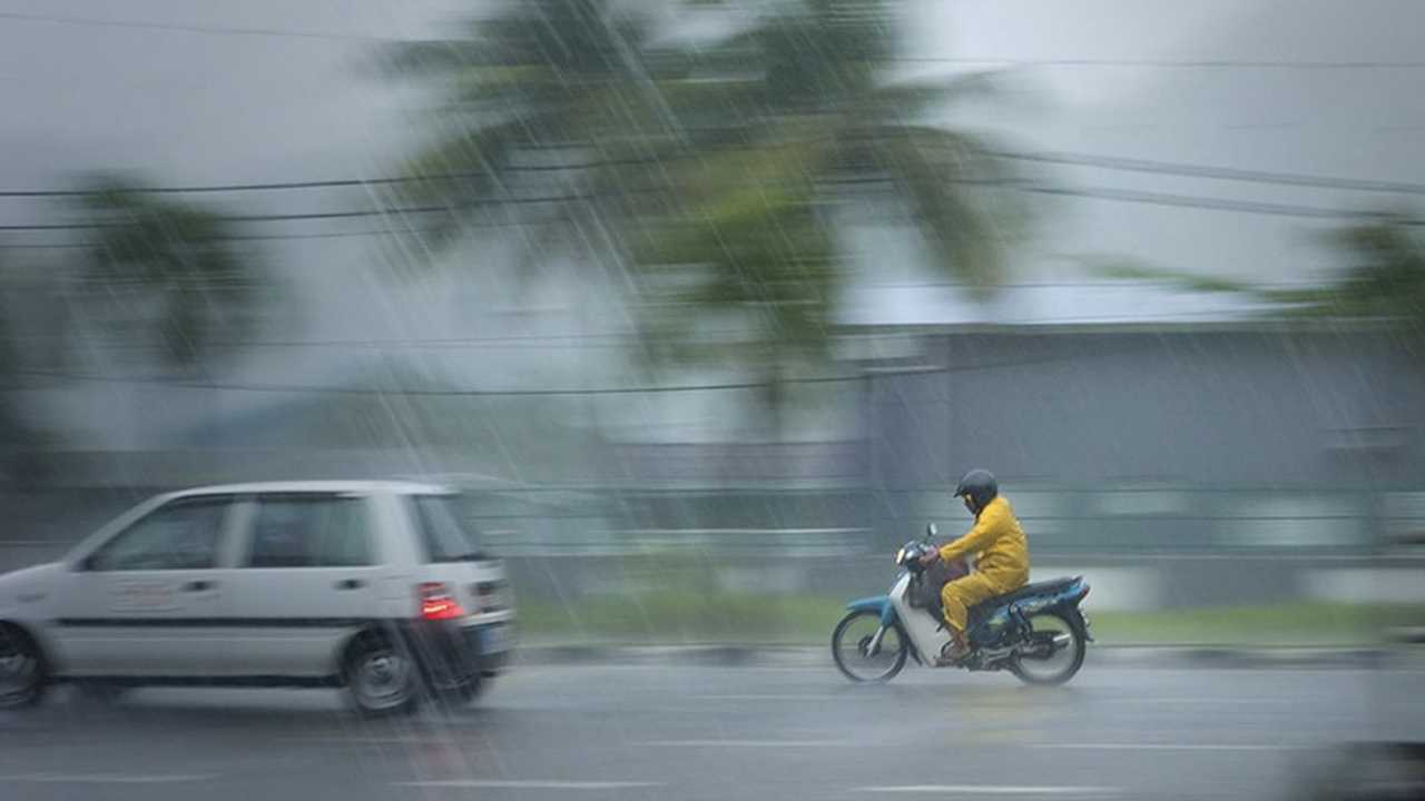 BMKG Peringatkan Hujan Lebat dan Cuaca Ekstrem Landa Seluruh Indonesia Sepekan ke Depan