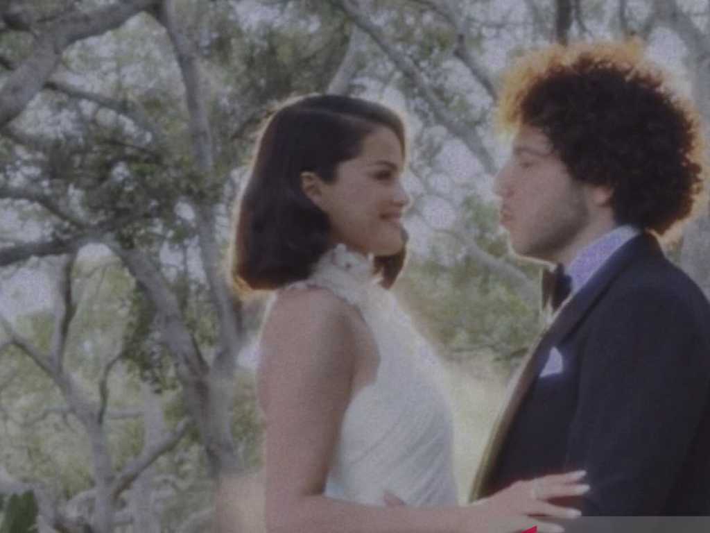 Selena Gomez resmi menikah dengan Benny Blanco pada 27 September 2025