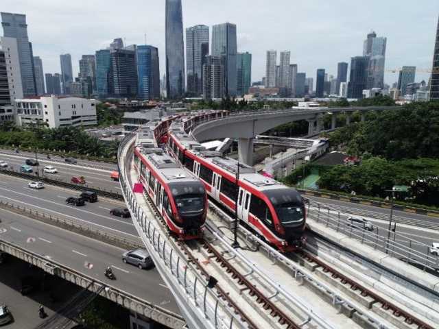 LRT Jabodebek Mogok Total di Cikoko, Penumpang Dievakuasi Jalan Kaki di Rel