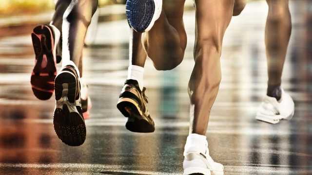 10 Rekomendasi Sepatu Lari: Nyaman, Ringan, Bikin Lari Cepat!