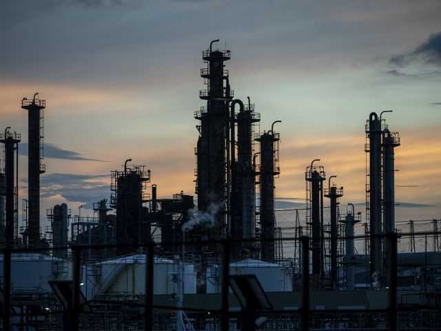 Harga Minyak Dunia Melemah: Dolar AS Menguat, Pasokan Global Meningkat