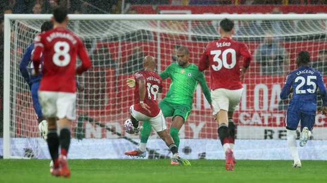 Manchester United kalahkan Chelsea, dua kartu merah warnai laga