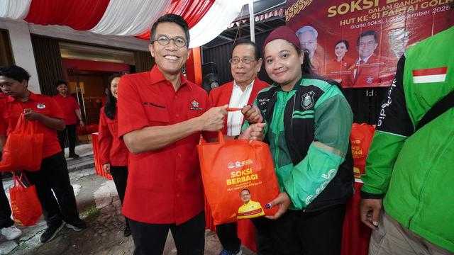 SOKSI Bagikan Ribuan Sembako untuk Ojek, Dekatkan Golkar dengan Rakyat