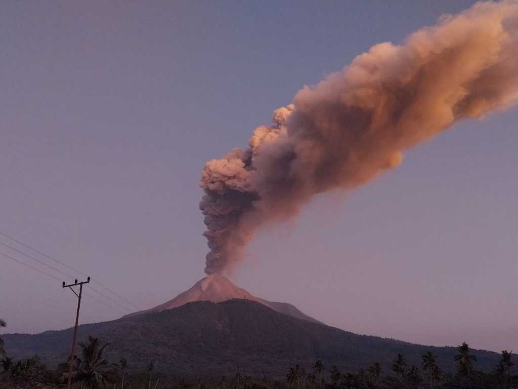 Gunung Lewotobi Laki-Laki kembali meletus, abu capai 6.000 meter