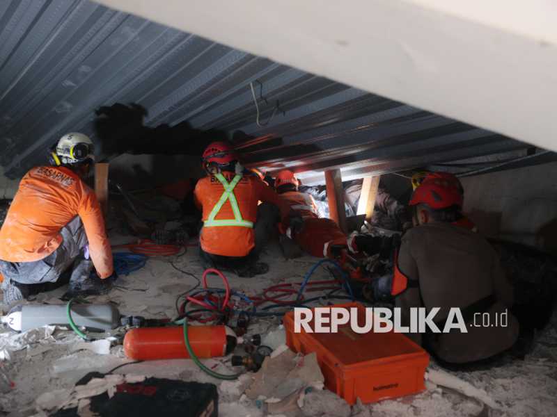 Haikal Selamat Setelah Tiga Hari Terjebak Reruntuhan Mushola