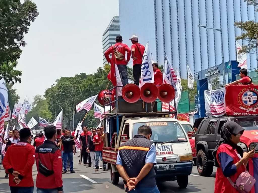 10.000 Buruh Geruduk DPR-Istana Hari Ini, Tuntut UMP 2026 Naik 10,5%