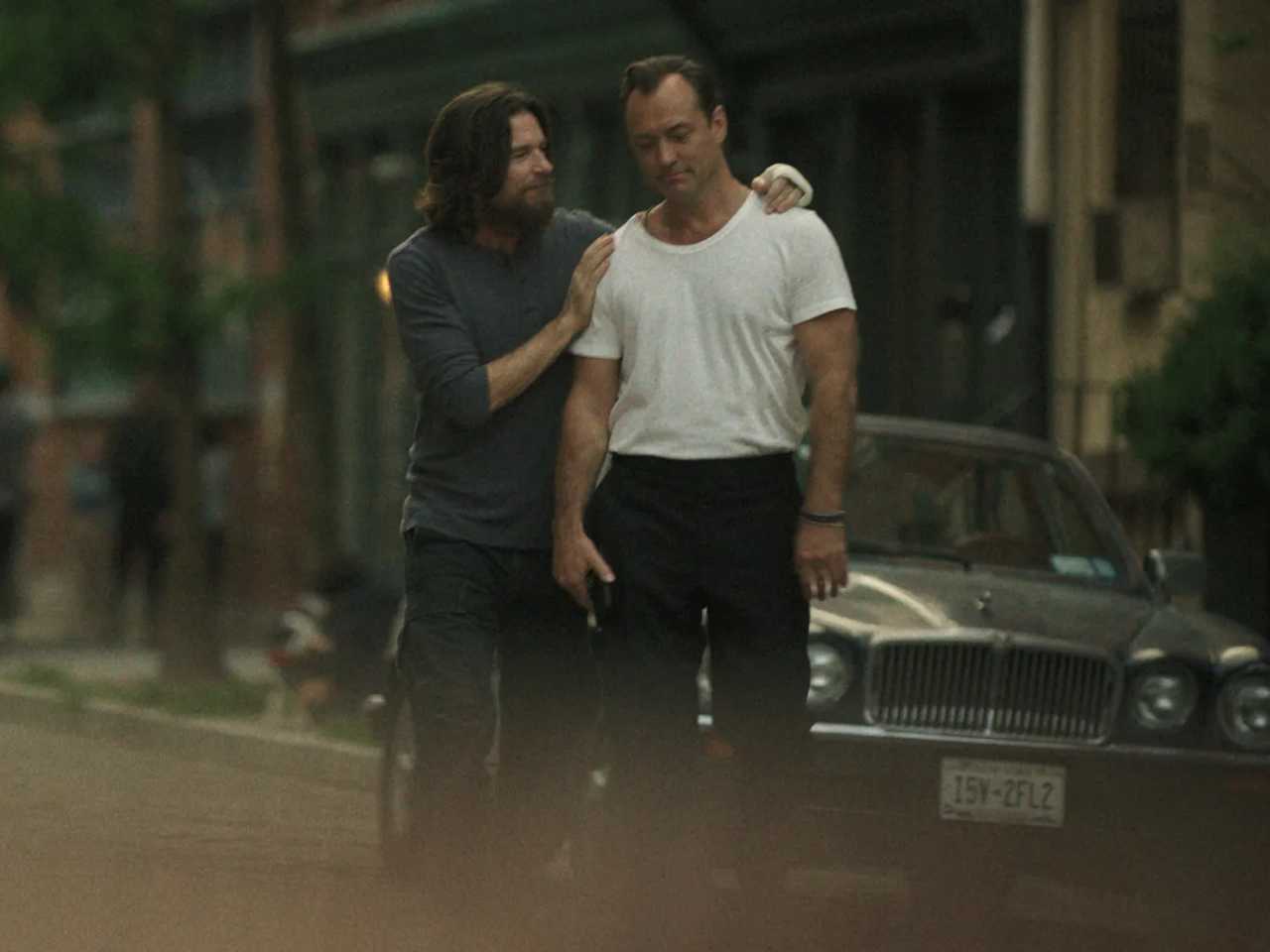 Jude Law dan Jason Bateman Ungkap Alasan Vince Melompat di 'Black Rabbit'