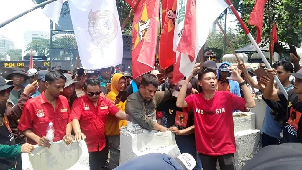 Hari Tani Nasional: Petani dan Mahasiswa Mengecor Badan di Patung Kuda