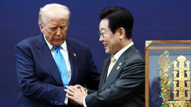 Kontras: Trump Terima Mahkota Silla, Warga AS Demo 'No Kings'