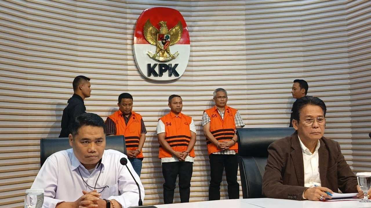 Gubernur Riau Jadi Tersangka, KPK Geledah Rumah Dinasnya