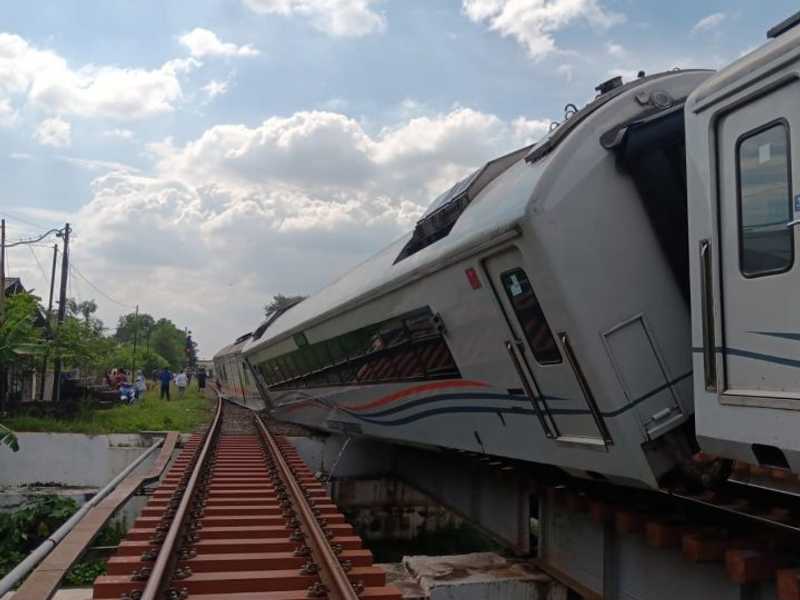 KA Purwojaya Anjlok, Tiga Kereta Tujuan Jakarta Dibatalkan