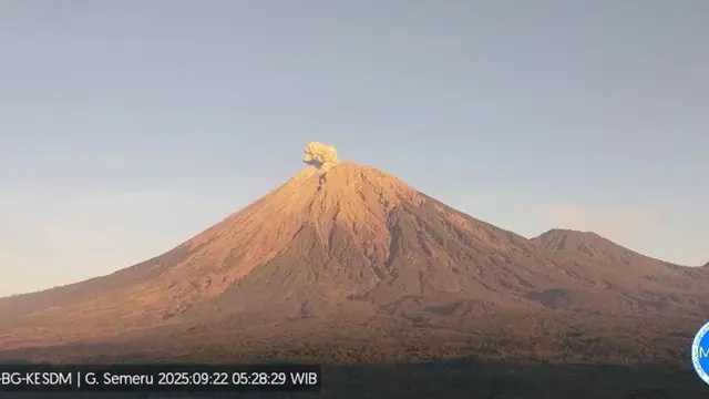 Gunung Semeru erupsi, tinggi letusan 700 meter