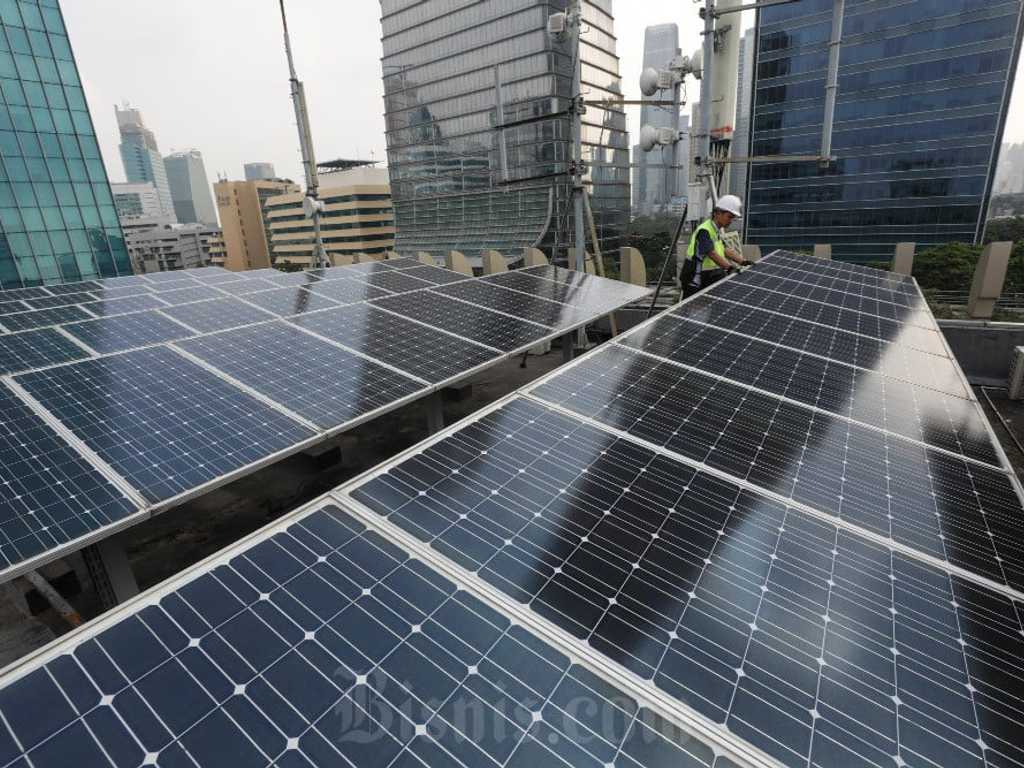 Impor panel surya China membanjiri pasar, ancam manufaktur lokal