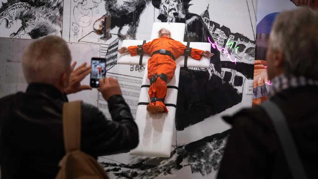 Patung Donald Trump Berjubah Oranye di Salib Gemparkan Swiss