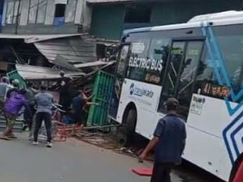 Bus Listrik Transjakarta Hantam Toko di Setiabudi, Pengobatan Korban Luka Ditanggung Penuh!