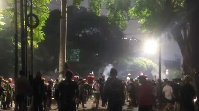 Mako Brimob Kwitang Ricuh: Massa vs Aparat, Gelap Gulita Dihujani Gas Air Mata