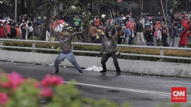 Demo DPR Pecah Ricuh, Molotov dan Gas Air Mata Warnai Aksi