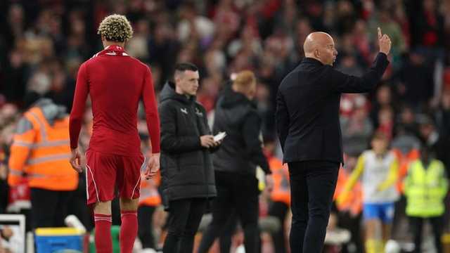 Arne Slot kritik selebrasi bodoh Ekitike yang berujung kartu merah