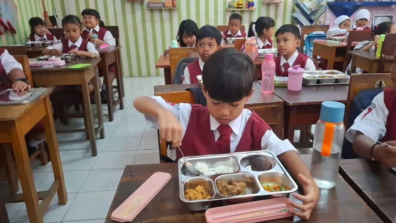 Survei Indikator Politik: 55,7% Warga Puas Program Makan Bergizi Gratis