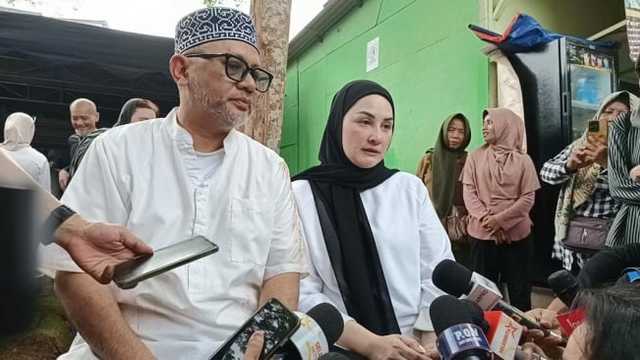 Indra Brasco Dampingi Ayah Wafat, Bisikkan Kalimat Tauhid Penuh Haru