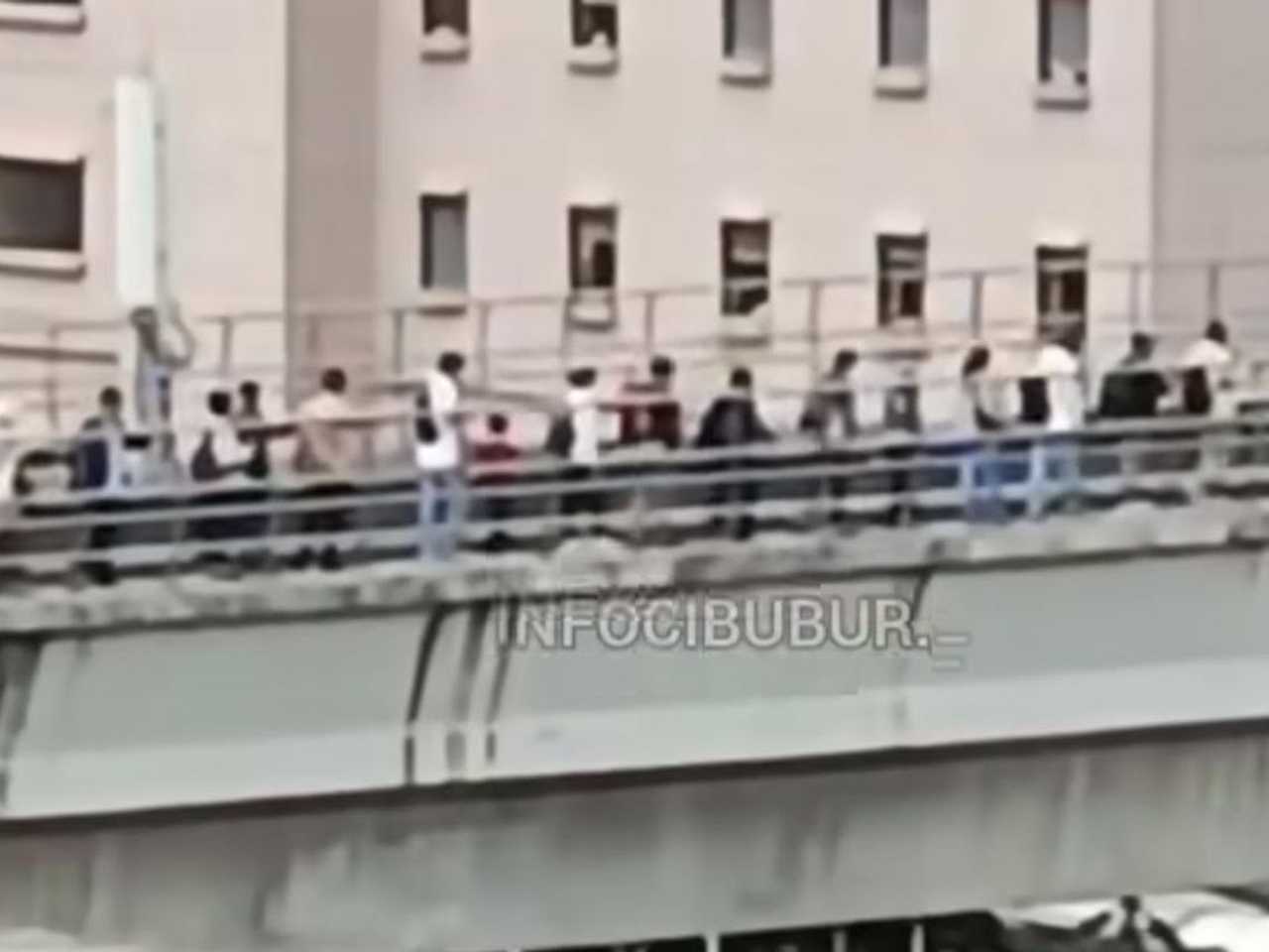 LRT Jabodebek Terhenti Total, Penumpang Dievakuasi Berjalan Kaki di Lintasan Tinggi