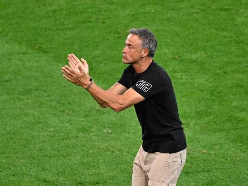 Pelatih PSG Luis Enrique Kecelakaan Sepeda, Patah Tulang Selangka & Jalani Operasi