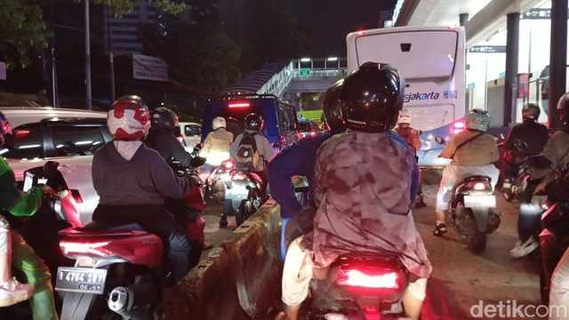 Jalan Gatot Subroto dan Tol Dalam Kota Macet Parah Malam Ini