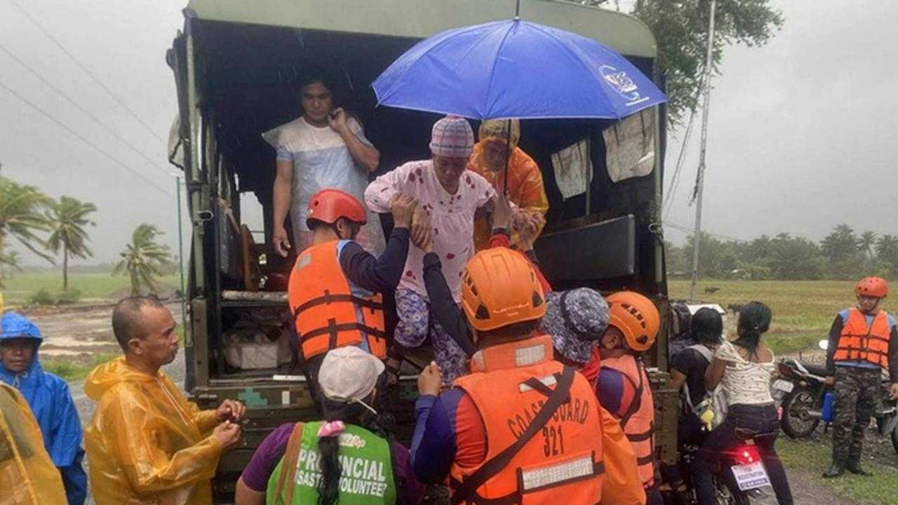 Filipina Dihantam Dua Topan Beruntun: Fung-wong Tewaskan 8, Jutaan Mengungsi