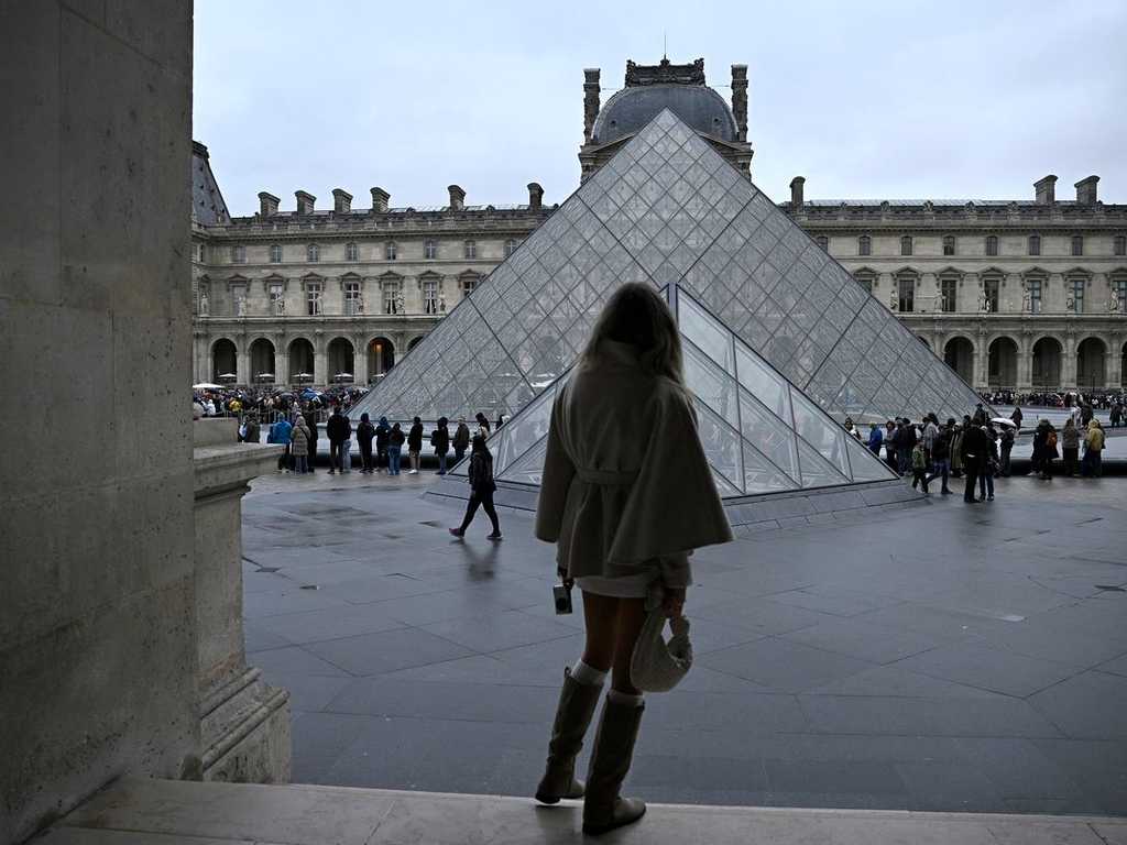 Perampokan Louvre: Tersangka Menangis di Sidang, Khawatirkan Anak