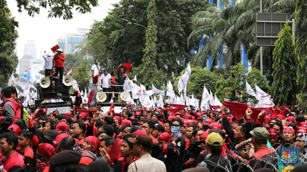 10.000 Buruh Geruduk DPR Hari Ini, Tuntut Hapus Outsourcing & Tolak Upah Murah