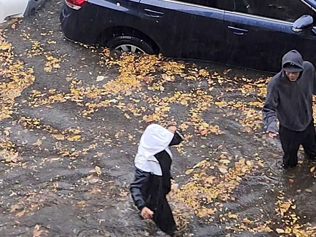 Hujan Halloween New York: Banjir Besar Tewaskan Dua Orang, Infrastruktur Disorot
