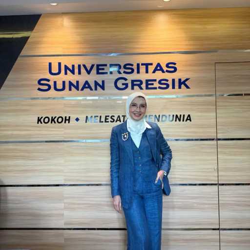 Arzeti Bilbina diangkat jadi dosen tetap Universitas Sunan Gresik