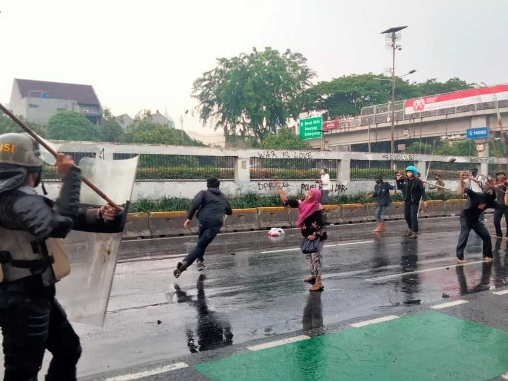 KRL Rangkasbitung Line Direkayasa, Imbas Demo Ricuh di Tanah Abang