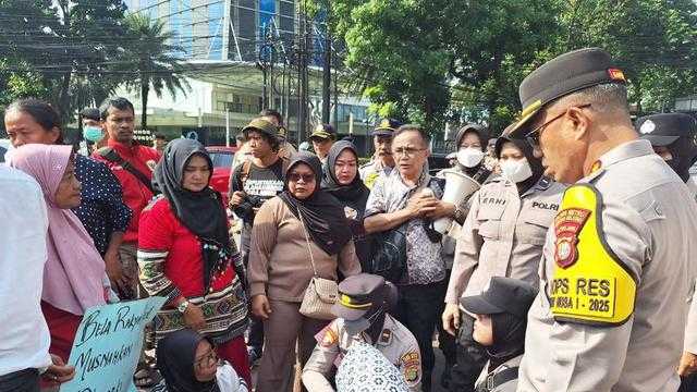 Pedagang Pasar Barito Blokir Jalan, Protes Penertiban Kios