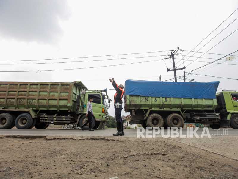 Aksi Sopir Truk Tambang Lumpuhkan Jalan Legok-Parung Panjang Tiga Jam