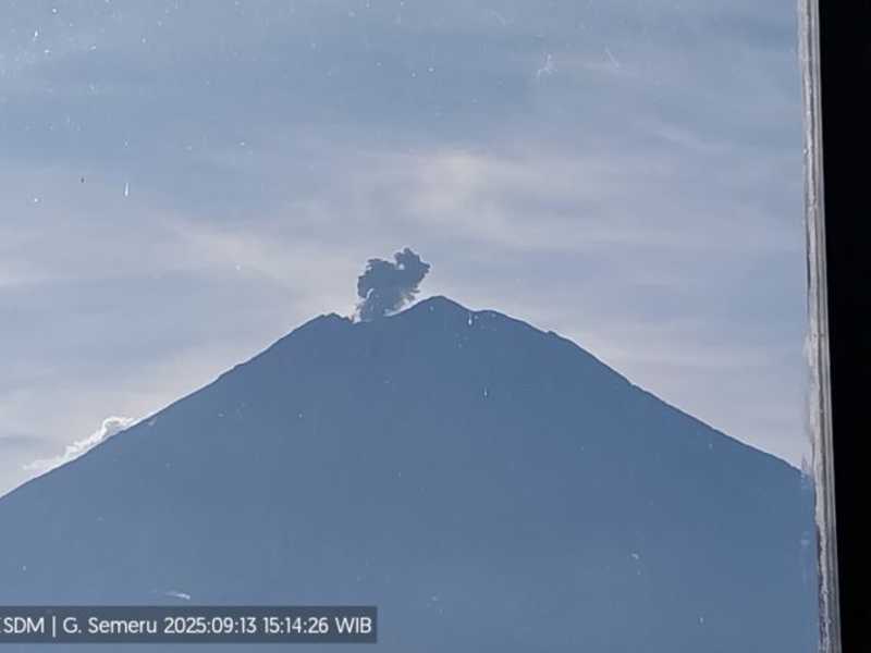 Gunung Semeru erupsi 5 kali dalam sehari, letusan capai 500 meter