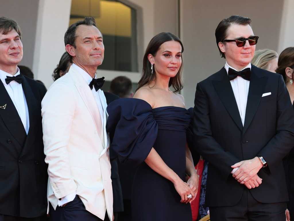 Jude Law & Paul Dano Pukau Venice, Film Putin Raih Standing Ovation 10 Menit
