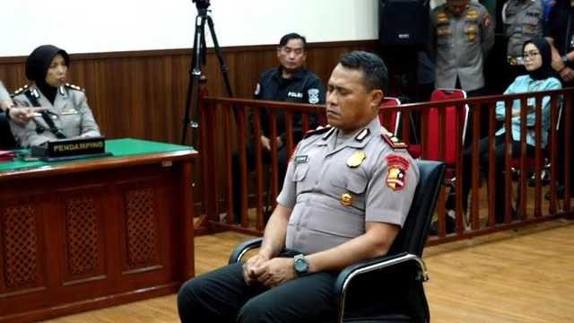 Danyon Brimob Kompol Cosmas Menangis Saat Dipecat Polri Usai Lindas Ojol
