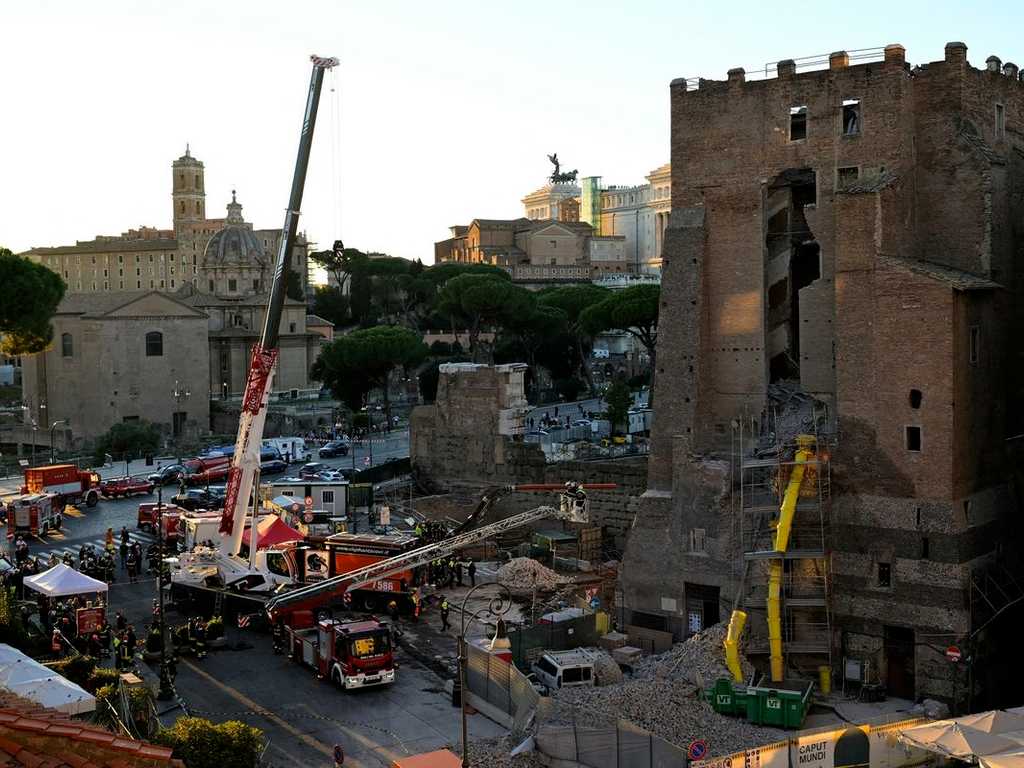 Roma: Menara Abad Pertengahan Ambruk, Pekerja Terjebak Puing Renovasi