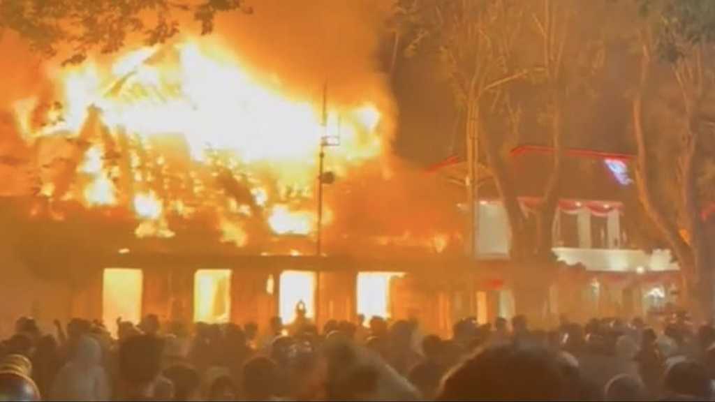 Mencekam, Gedung Grahadi & DPRD Kediri Dibakar Massa dalam Demo Rusuh