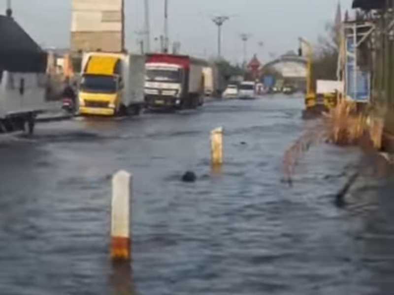 Banjir Pantura Semarang-Demak: Puluhan Ribu Jiwa Terdampak, Lalu Lintas Lumpuh Total