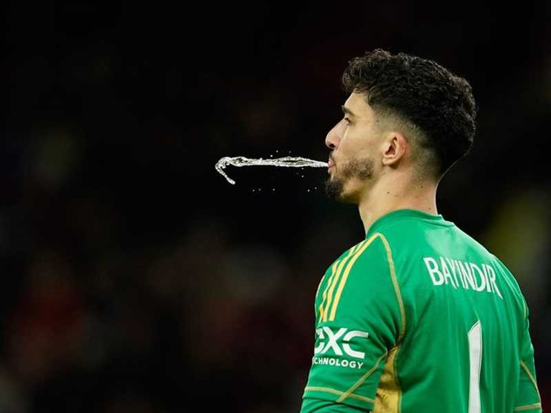 Senne Lammens Datang, Altay Bayindir Ancam Hengkang dari Manchester United