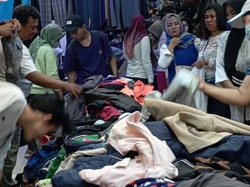 Volume Impor Baju Bekas Meroket, UMKM Terancam