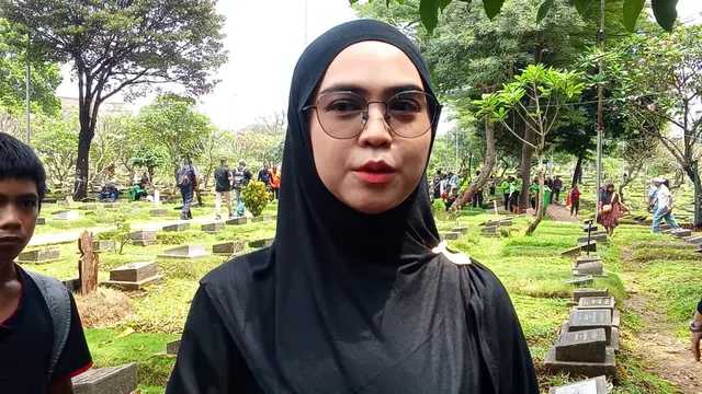 Ria Ricis Kunjungi Makam Ojol Korban Brimob, Ungkap Duka Mendalam