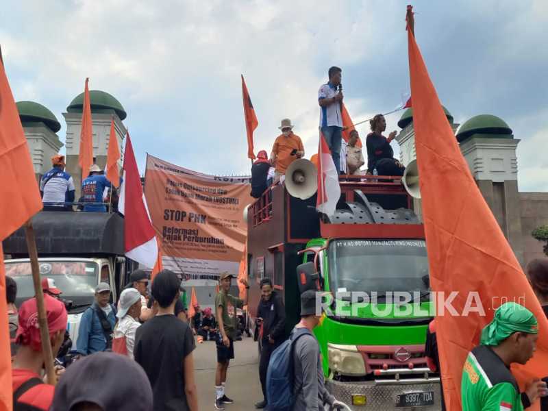 Jalan Gatot Subroto Lumpuh! Said Iqbal Pimpin Ribuan Buruh Desak Kenaikan Upah