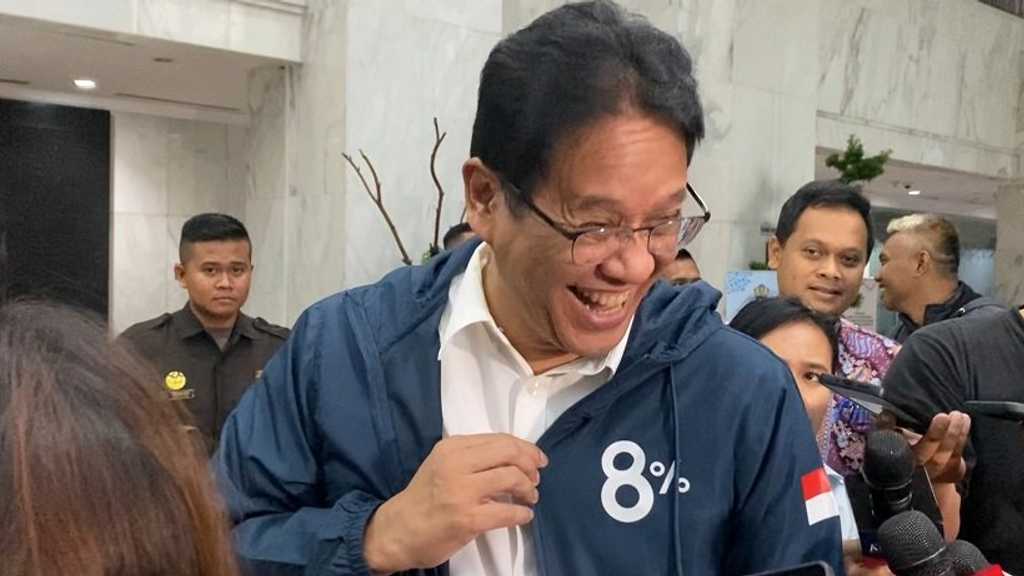 Menkeu Purbaya Pamer Jaket 8%, Sinyal Kuat Target Ekonomi Prabowo?
