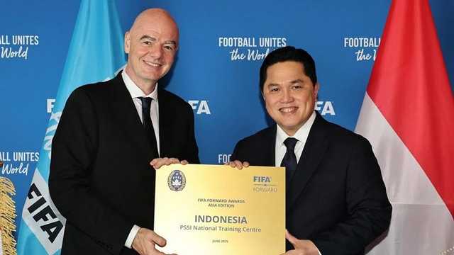 Presiden FIFA Gianni Infantino ucapkan selamat ke Erick Thohir sebagai Menpora