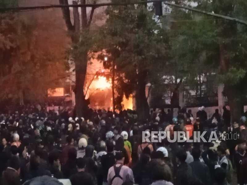 Massa Bakar Rumah Aset MPR & Videotron DPRD Jabar di Bandung, Demo Memanas