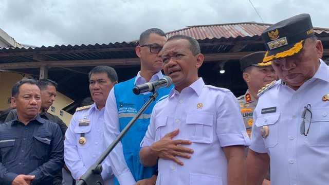 Bahlil Resmikan Listrik Gratis di Kampung Halaman Ibunda Prabowo