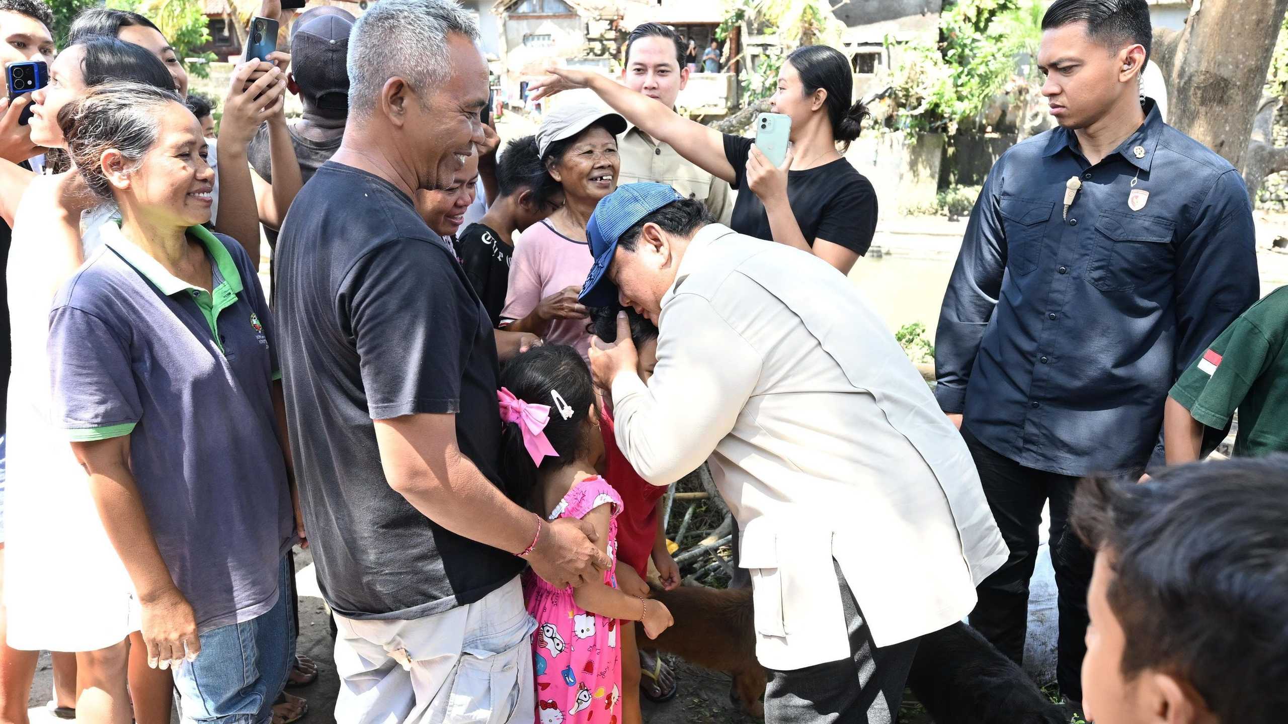 Prabowo peluk cium anak korban banjir Bali, tinjau lokasi bersama warga